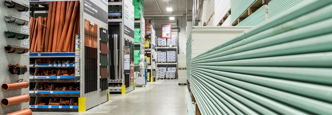 Baumarktgang mit Baumaterialien